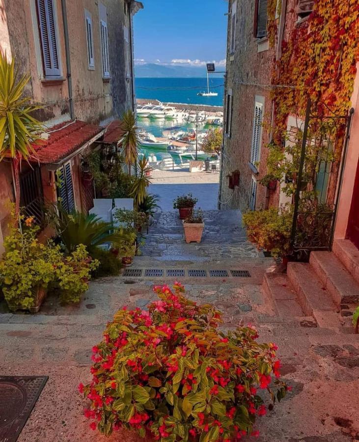 By The Sea In Scario Apartment Exterior foto